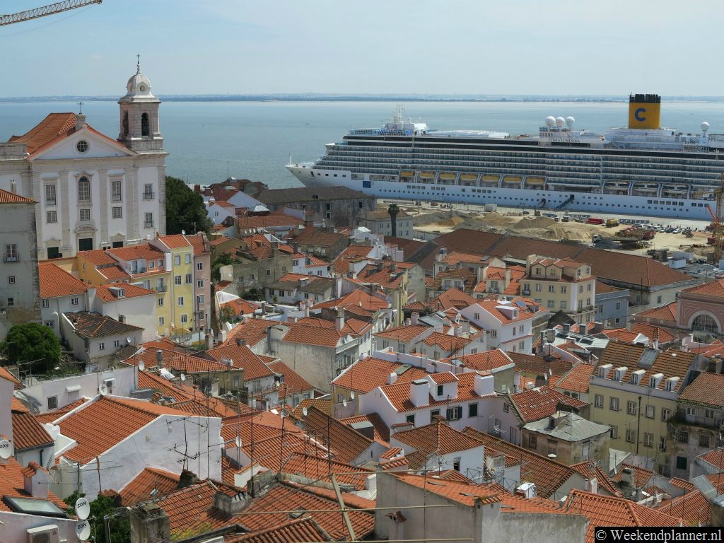 Achter de kathedraal ligt een plein waar je een mooi uitzicht op Alfama hebt. Lissabon heeft veel van dit soort plaatsen waar je gratis een mooi uitzicht hebt. Men noemt ze hier Miradouros.Tip: De wijk Alfama in het centrum van Lissabon.